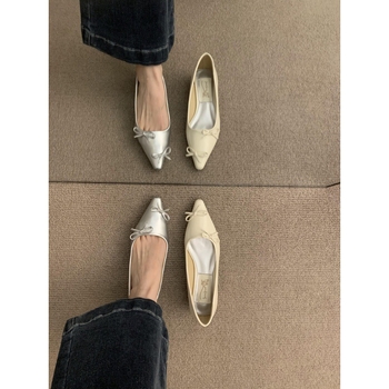 Női alacsony sarkú cipő, hegyes orral, slip-on – felső rész mikroszálas, belső mikroszál, gumitalp, őszi viselet