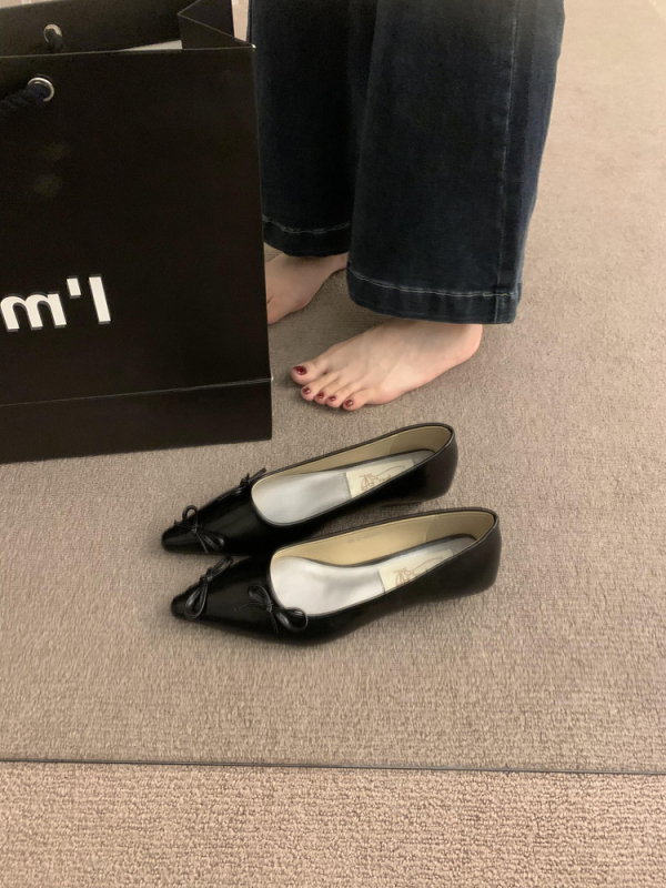 Női alacsony sarkú cipő, hegyes orral, slip-on – felső rész mikroszálas, belső mikroszál, gumitalp, őszi viselet