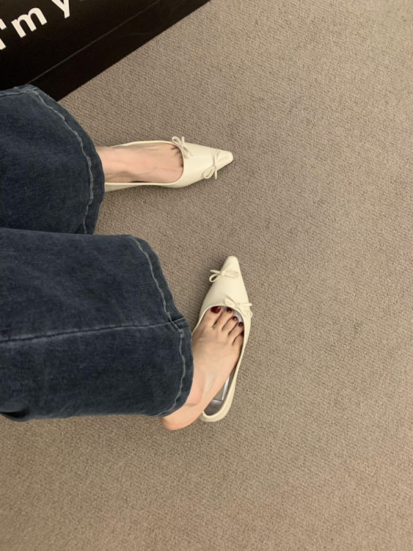 Női alacsony sarkú cipő, hegyes orral, slip-on – felső rész mikroszálas, belső mikroszál, gumitalp, őszi viselet