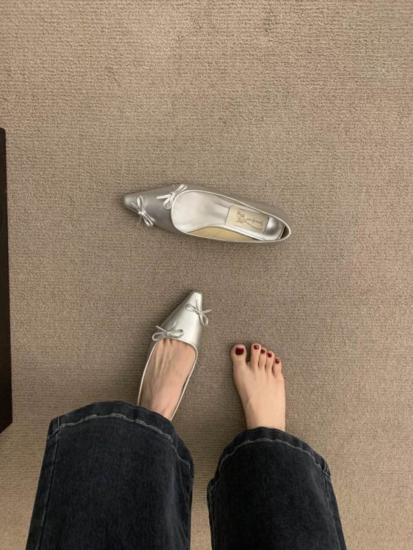 Női alacsony sarkú cipő, hegyes orral, slip-on – felső rész mikroszálas, belső mikroszál, gumitalp, őszi viselet