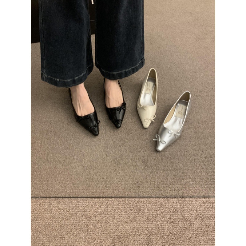 Női alacsony sarkú cipő, hegyes orral, slip-on – felső rész mikroszálas, belső mikroszál, gumitalp, őszi viselet