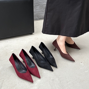 Ženske pumps od velura s uskim nosom, srednji peta 3-5 cm, casual stil (gumeni potplat)