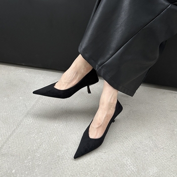 Ženske pumps od velura s uskim nosom, srednji peta 3-5 cm, casual stil (gumeni potplat)
