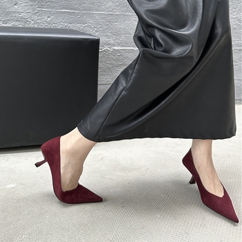 Ženske pumps od velura s uskim nosom, srednji peta 3-5 cm, casual stil (gumeni potplat)