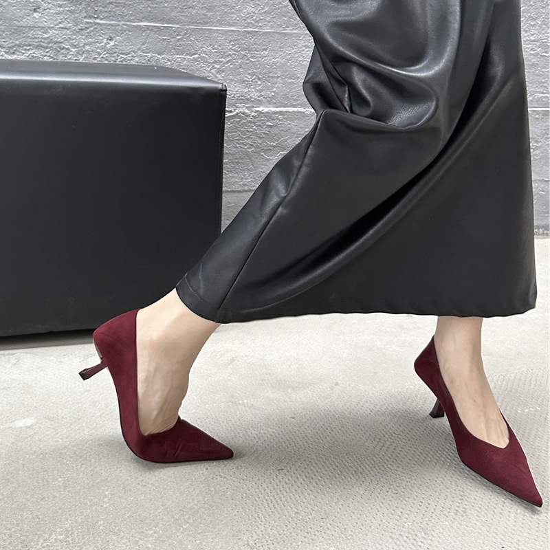 Ženske pumps od velura s uskim nosom, srednji peta 3-5 cm, casual stil (gumeni potplat)