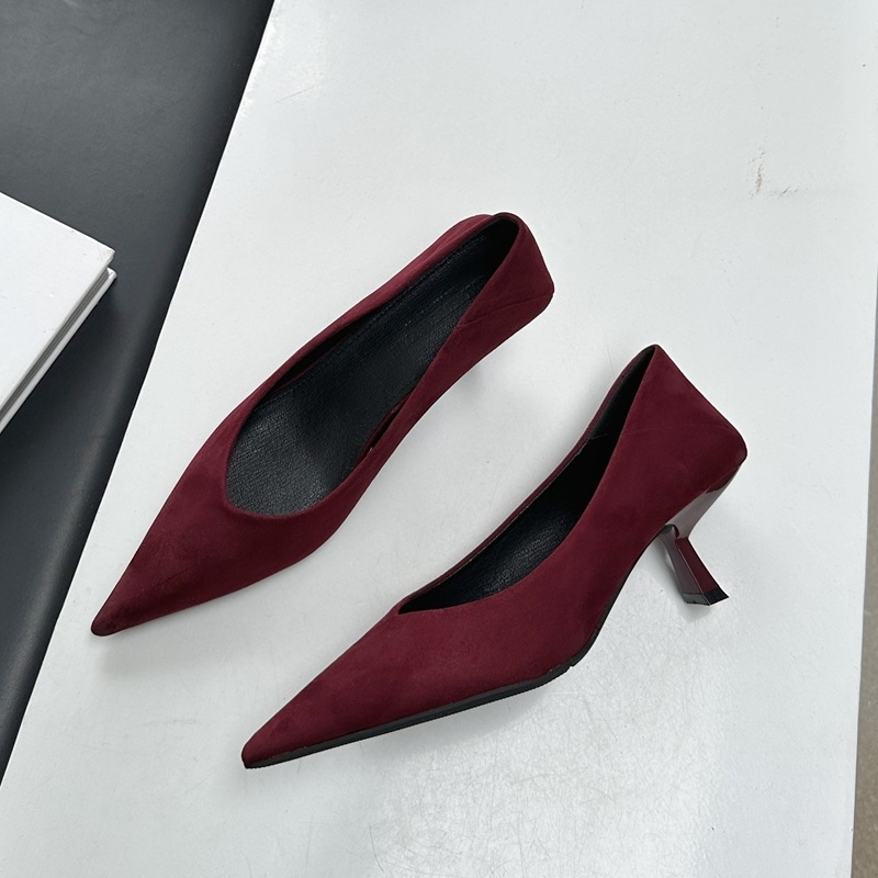 Ženske pumps od velura s uskim nosom, srednji peta 3-5 cm, casual stil (gumeni potplat)