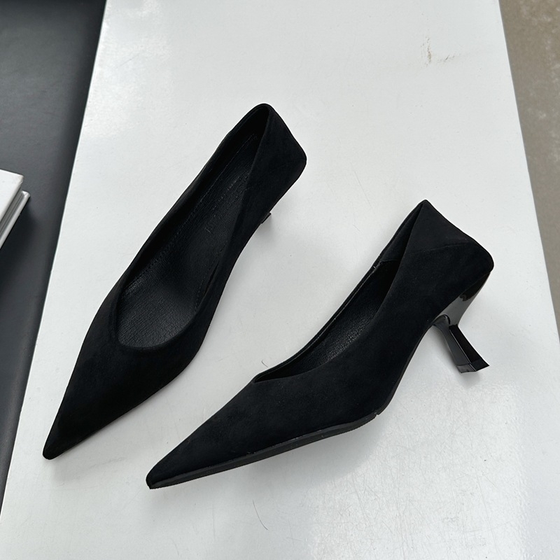 Ženske pumps od velura s uskim nosom, srednji peta 3-5 cm, casual stil (gumeni potplat)