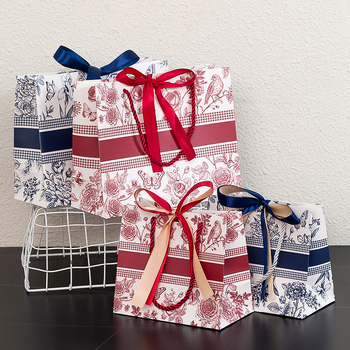 Geantă cadou din carton cu folie mată - design floral retro, fără logo