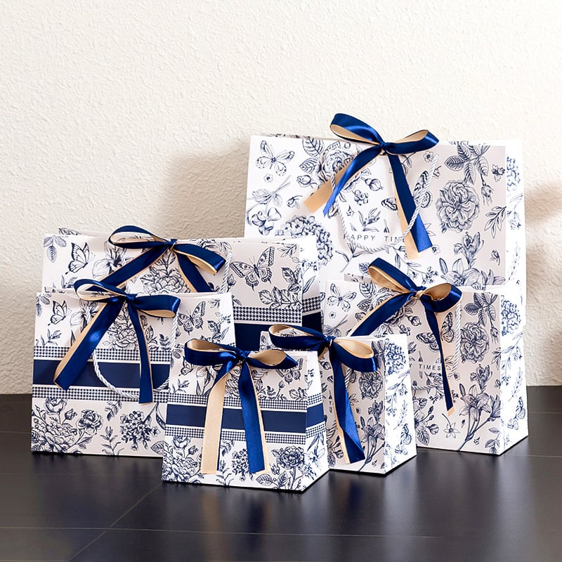 Geantă cadou din carton cu folie mată - design floral retro, fără logo