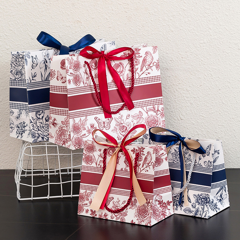 Geantă cadou din carton cu folie mată - design floral retro, fără logo