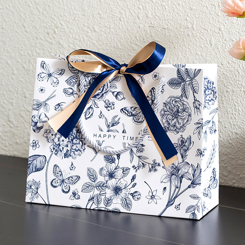 Geantă cadou din carton cu folie mată - design floral retro, fără logo