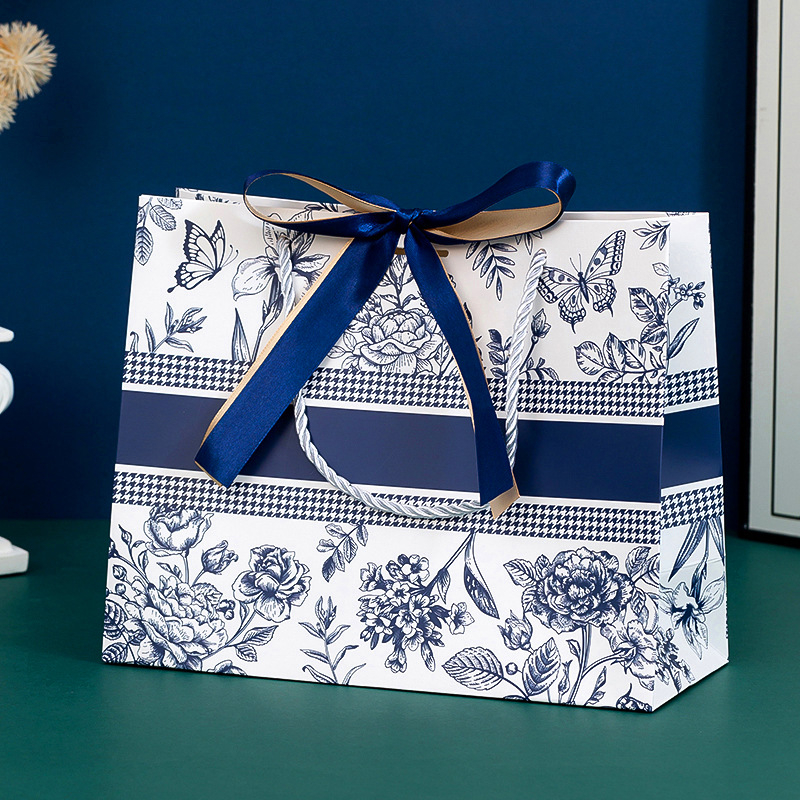 Geantă cadou din carton cu folie mată - design floral retro, fără logo