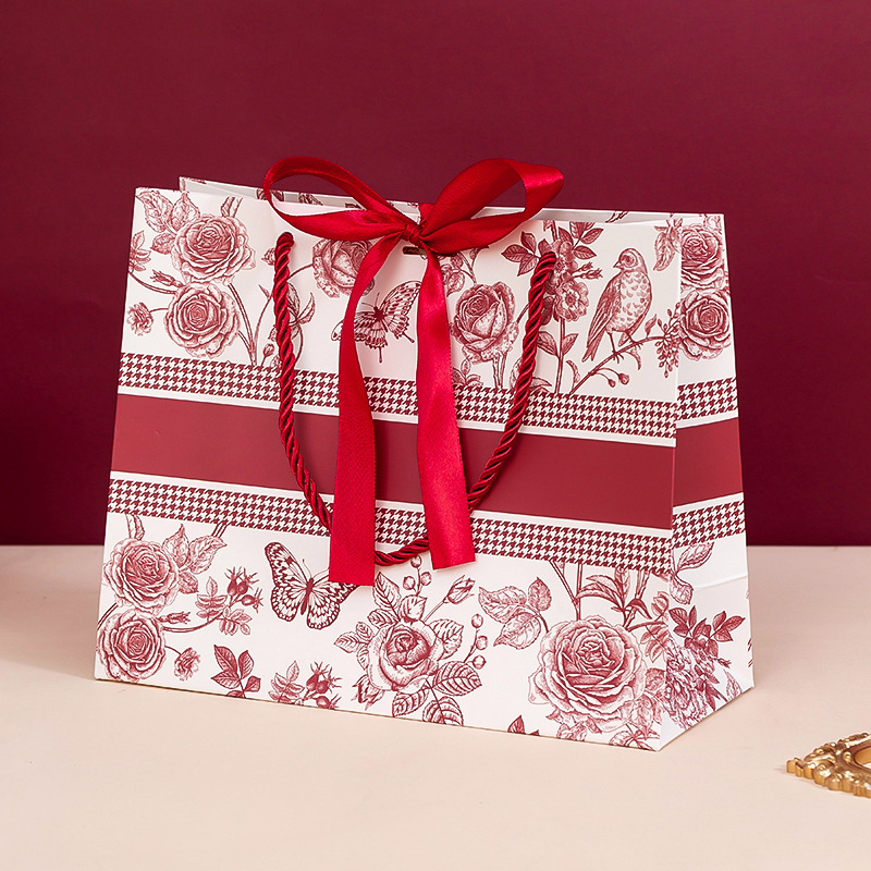 Geantă cadou din carton cu folie mată - design floral retro, fără logo