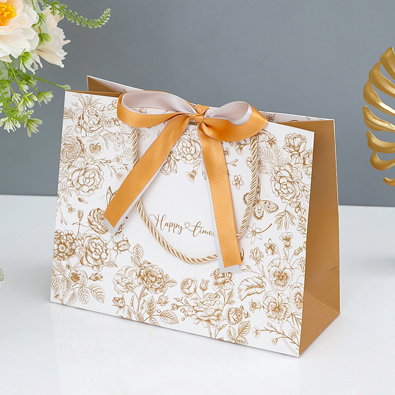 Geantă cadou din carton cu folie mată - design floral retro, fără logo