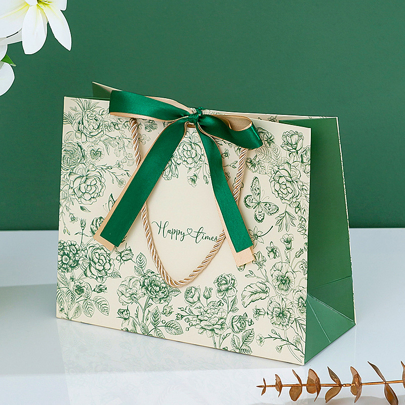 Geantă cadou din carton cu folie mată - design floral retro, fără logo