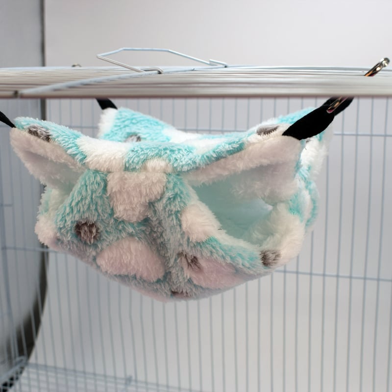 Hamsterov viseći ležaj za spavanje, minimalistički stil, materijal coral fleece, kvadratni oblik, zadržava toplinu.