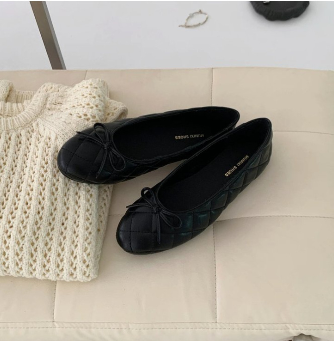 Mary Jane cipele s unutarnjim povećanjem visine, mekani kožni gornji dio, kopča, gumeni potplat, visina pete 3–6 cm