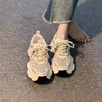 Ženske tenisice u stilu dad shoes s debelom potplatom, prozračna mrežica na gornjem dijelu, PU gornji dio, gumeni potplat injekcijom, vezanje sprijeda