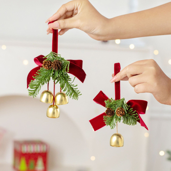 Коледна висулка-шишарка с камбанка за украса на коледно дърво