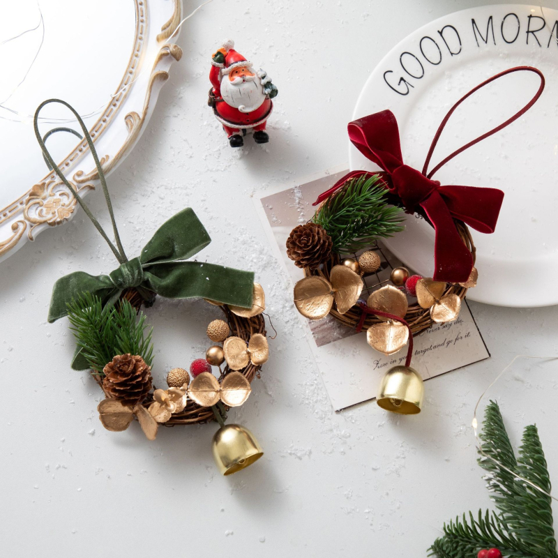 Коледна висулка-шишарка с камбанка за украса на коледно дърво