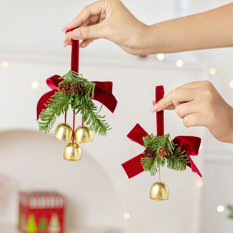 Коледна висулка-шишарка с камбанка за украса на коледно дърво
