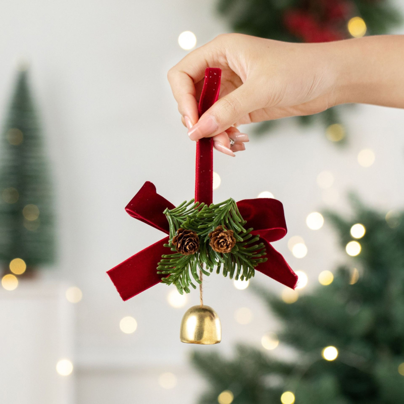 Коледна висулка-шишарка с камбанка за украса на коледно дърво