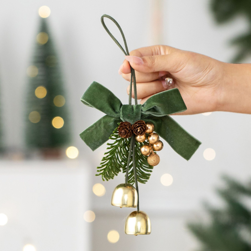 Коледна висулка-шишарка с камбанка за украса на коледно дърво