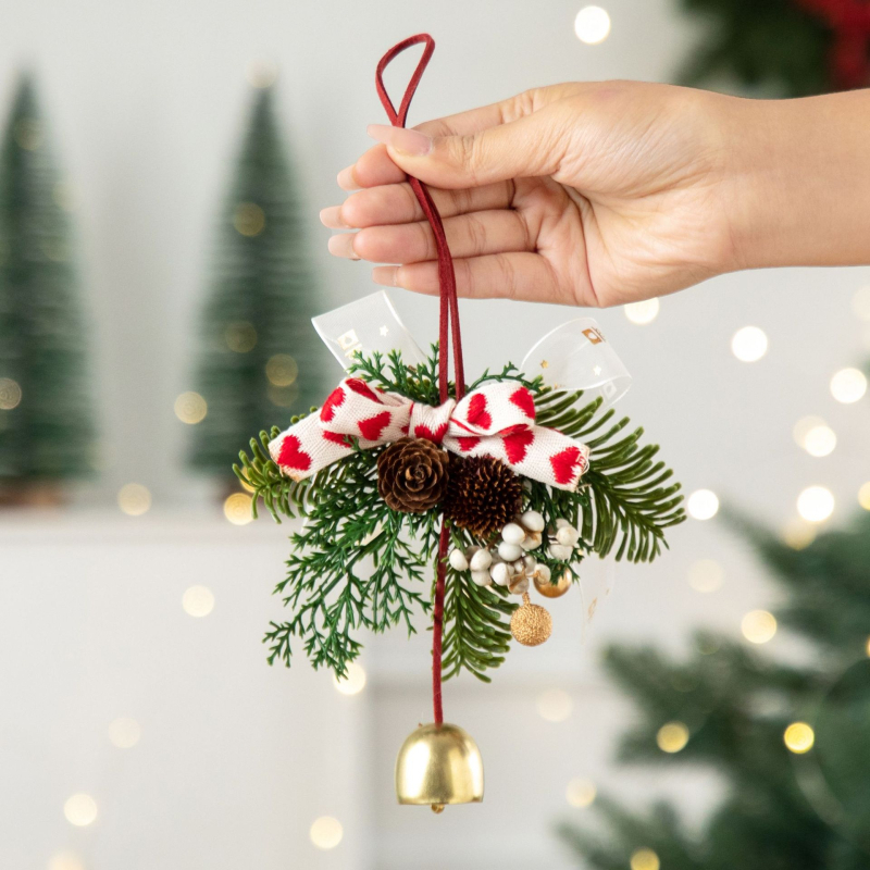Коледна висулка-шишарка с камбанка за украса на коледно дърво