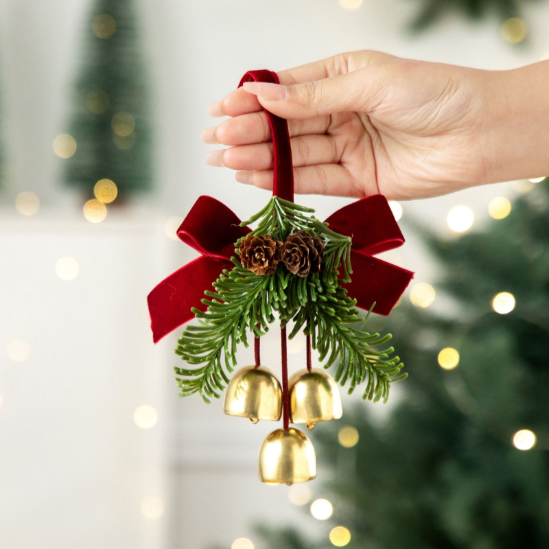 Коледна висулка-шишарка с камбанка за украса на коледно дърво