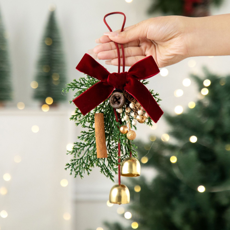 Коледна висулка-шишарка с камбанка за украса на коледно дърво