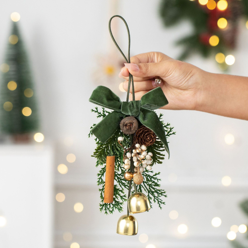 Коледна висулка-шишарка с камбанка за украса на коледно дърво