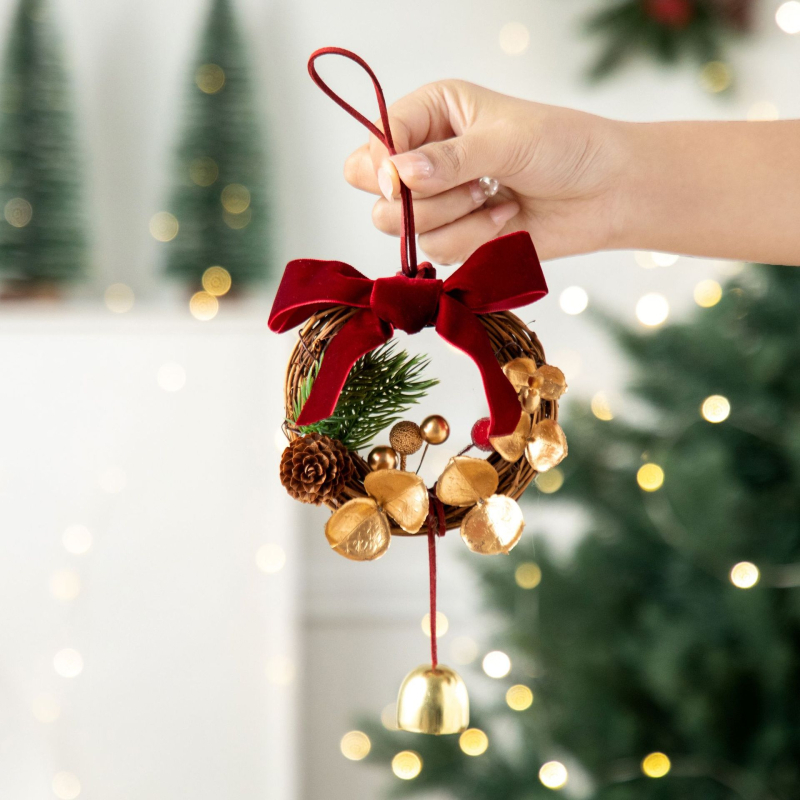 Коледна висулка-шишарка с камбанка за украса на коледно дърво