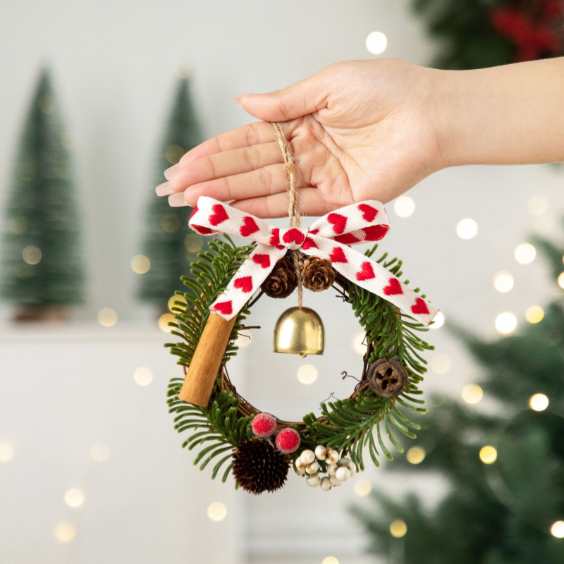 Коледна висулка-шишарка с камбанка за украса на коледно дърво