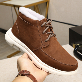 Ghete de zăpadă cu partea superioară din nabuk de vițel, căptușite cu lână de oaie, talpă din cauciuc rezistent la abraziune, închidere cu șireturi în față