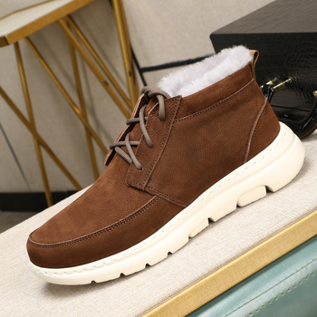 Ghete de zăpadă cu partea superioară din nabuk de vițel, căptușite cu lână de oaie, talpă din cauciuc rezistent la abraziune, închidere cu șireturi în față