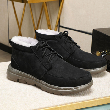 Ghete de zăpadă cu partea superioară din nabuk de vițel, căptușite cu lână de oaie, talpă din cauciuc rezistent la abraziune, închidere cu șireturi în față