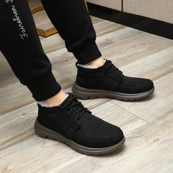 Ghete de zăpadă cu partea superioară din nabuk de vițel, căptușite cu lână de oaie, talpă din cauciuc rezistent la abraziune, închidere cu șireturi în față