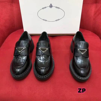 Ženske loaferice bez vezica, gornji dio od kože kravljeg porijekla, okrugli vrh, debeli pet 3-5 cm, gumeni potplat