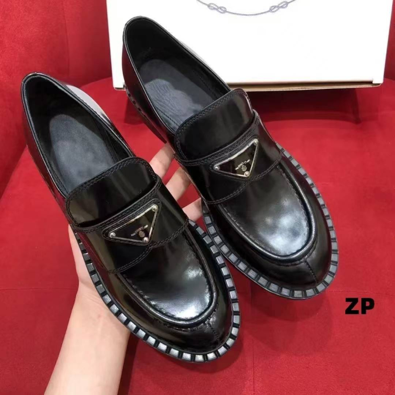 Ženske loaferice bez vezica, gornji dio od kože kravljeg porijekla, okrugli vrh, debeli pet 3-5 cm, gumeni potplat