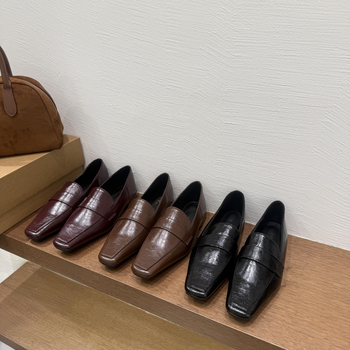 Loafers stil britanic, cu vârf drept, toc mic 1–3 cm, partea superioară: Super fiber, talpa interioară: piele naturală