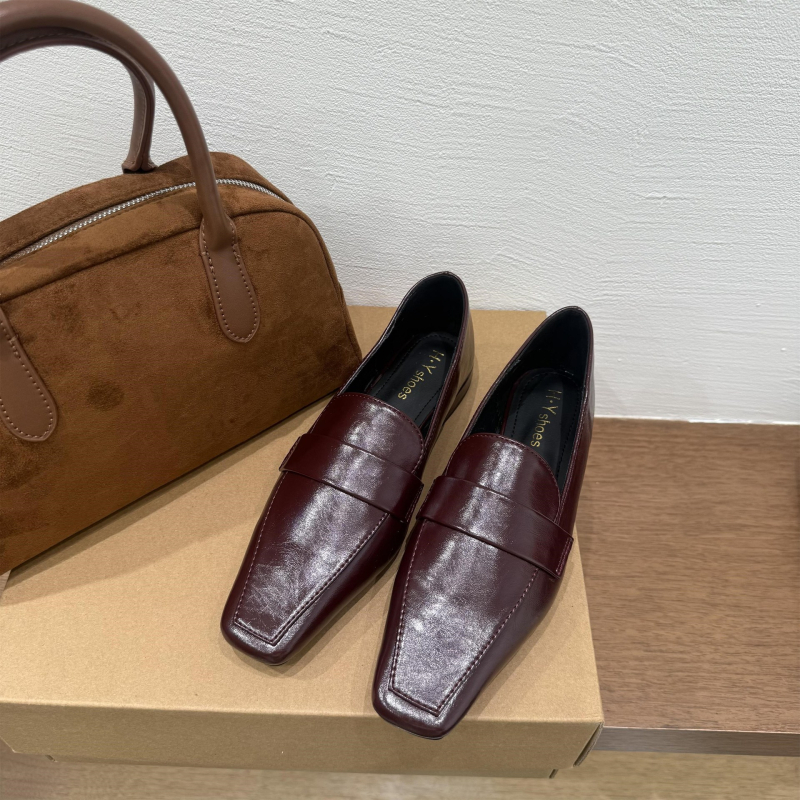 Loafers stil britanic, cu vârf drept, toc mic 1–3 cm, partea superioară: Super fiber, talpa interioară: piele naturală