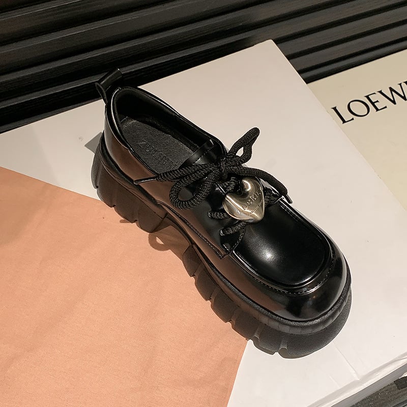 Ženske loafers s debelim potplatom od prave kože — okrugli vrh, visina pete 6–8 cm, metalna kopča, vezanje