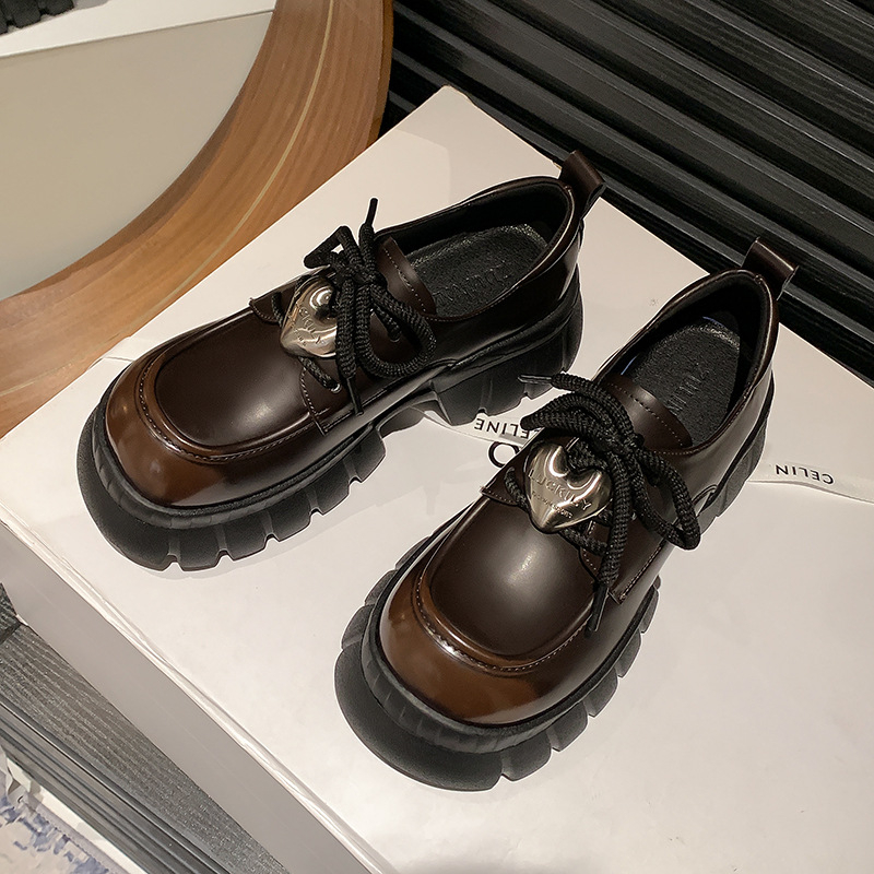 Ženske loafers s debelim potplatom od prave kože — okrugli vrh, visina pete 6–8 cm, metalna kopča, vezanje