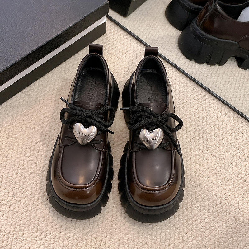 Ženske loafers s debelim potplatom od prave kože — okrugli vrh, visina pete 6–8 cm, metalna kopča, vezanje