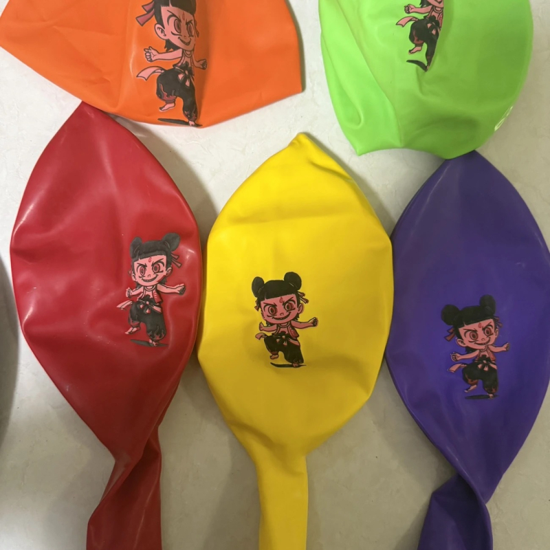 Latex kuglasti balon s karikaturnim motivima: lubenica, jagoda i nogomet — bez logotipa