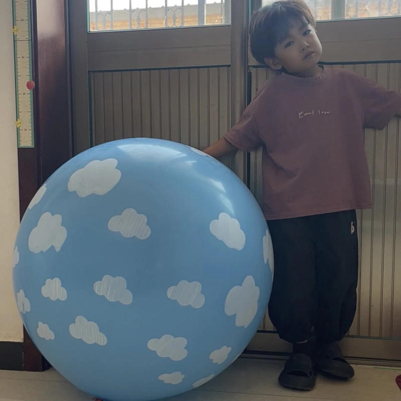 Latex kuglasti balon s karikaturnim motivima: lubenica, jagoda i nogomet — bez logotipa