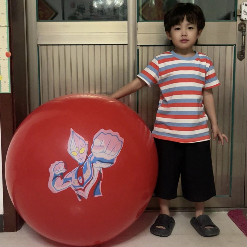 Latex kuglasti balon s karikaturnim motivima: lubenica, jagoda i nogomet — bez logotipa