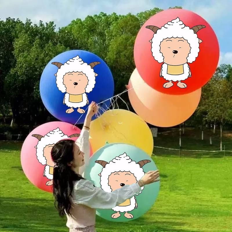 Latex kuglasti balon s karikaturnim motivima: lubenica, jagoda i nogomet — bez logotipa