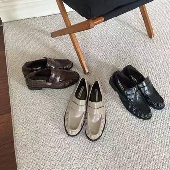 Loafers – stil britanic, vârf rotund, partea superioară: super fiber, talpă interioară: piele naturală, toc mic 1-3 cm