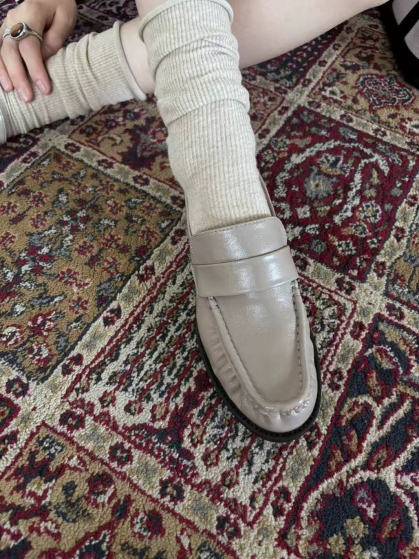 Loafers – stil britanic, vârf rotund, partea superioară: super fiber, talpă interioară: piele naturală, toc mic 1-3 cm